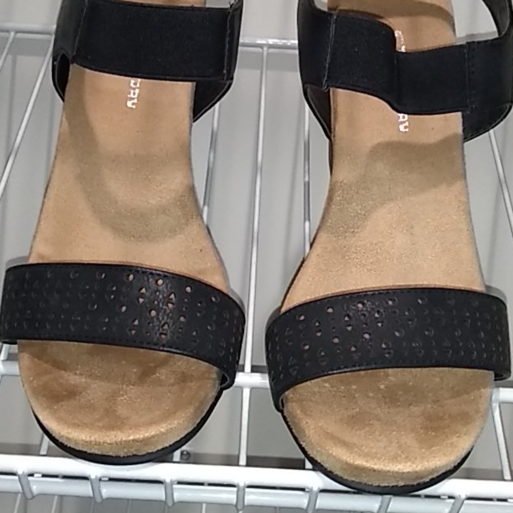 Chinese laundry wedge sandals 10 Black